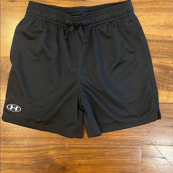 2 Under Armour Black  Shorts - Picture 2 of 5